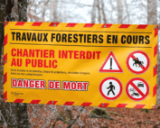 bâche de signalisation idéale sur les chantiers forestiers pour le marquage forestier. Indications claires et sécurisées d'un chantier forestier en cours