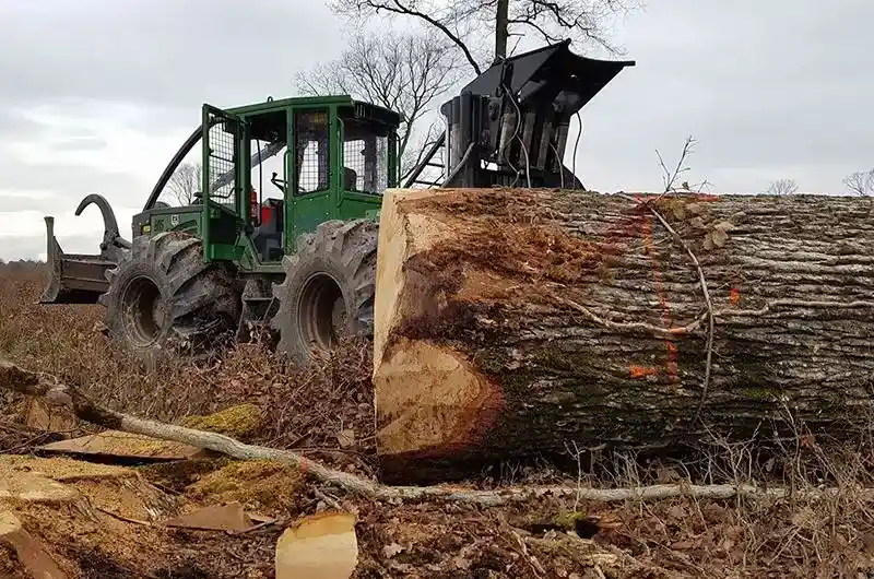 Vignette-manutention (1) tracteur forestier sur un chantier tirant une grume avec du cable acier compacté
